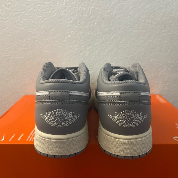 Air Jordan 1 Low GS 'Vintage Grey' 553560-053 7Y Women's Size 8.5 - Picture 4 of 7
